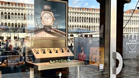 Panerai opens a unique boutique with open displays in Piazza